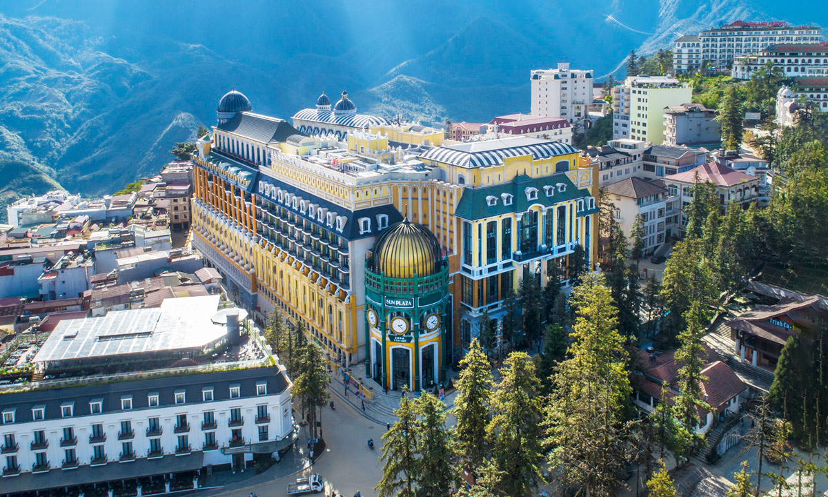 Khách sạn Mgallery Sapa Hotel De La Coupole nằm ngay ở trung tâm thị trấn Sa Pa