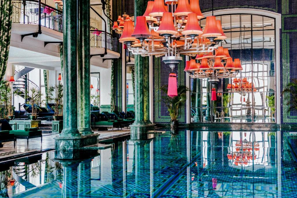 Bể bơi ngoài trời hiện đại 