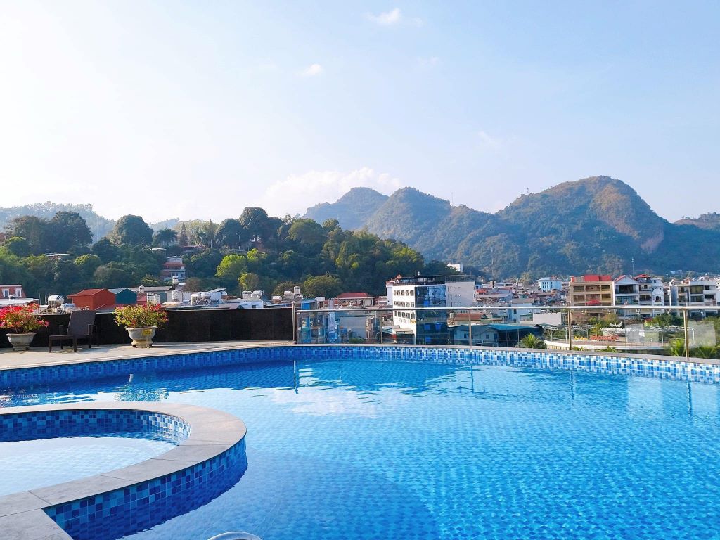Bể bơi ngoài trời view núi đồi Sơn La
