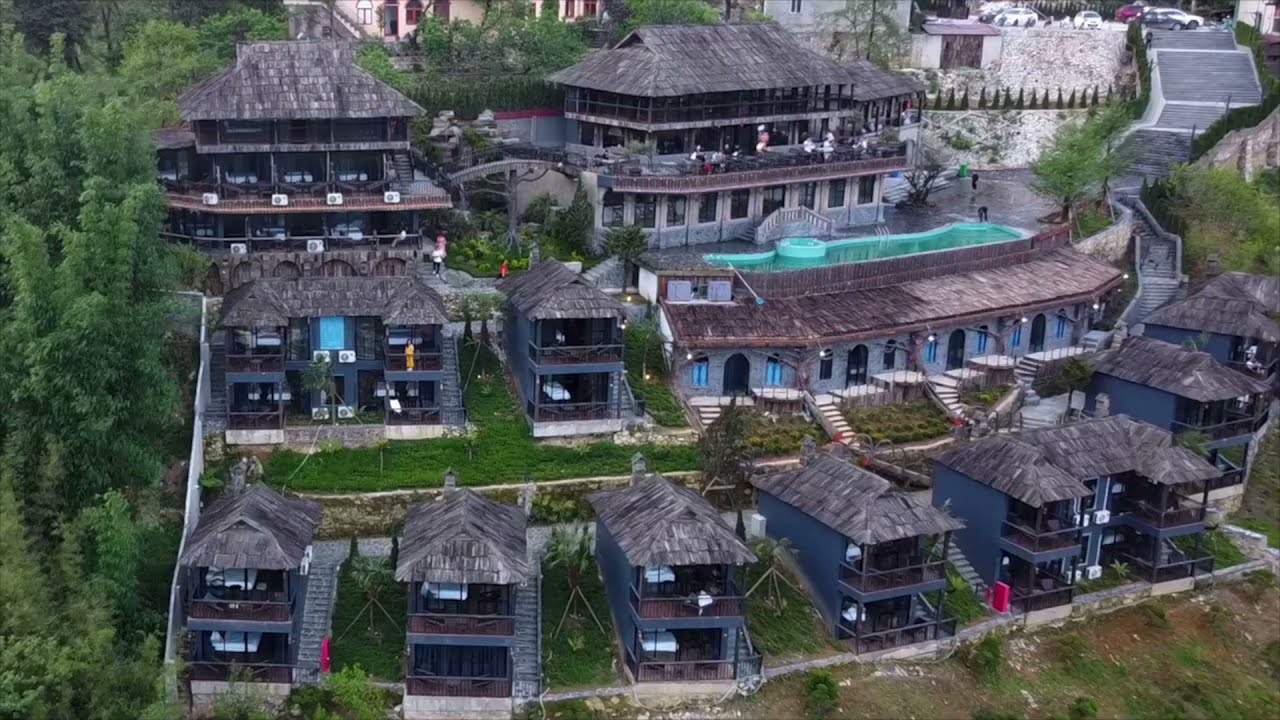 Không gian tràn ngập hoa tại The Mong Village Resort & Spa