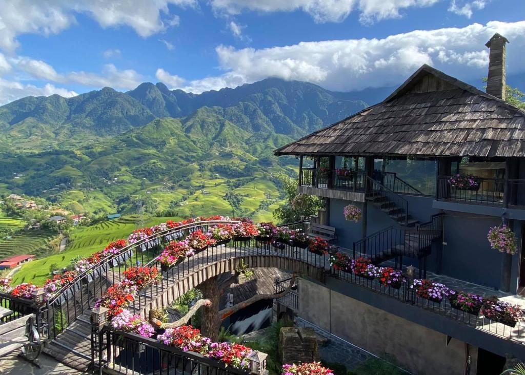 Không gian tràn ngập hoa tại The Mong Village Resort & Spa