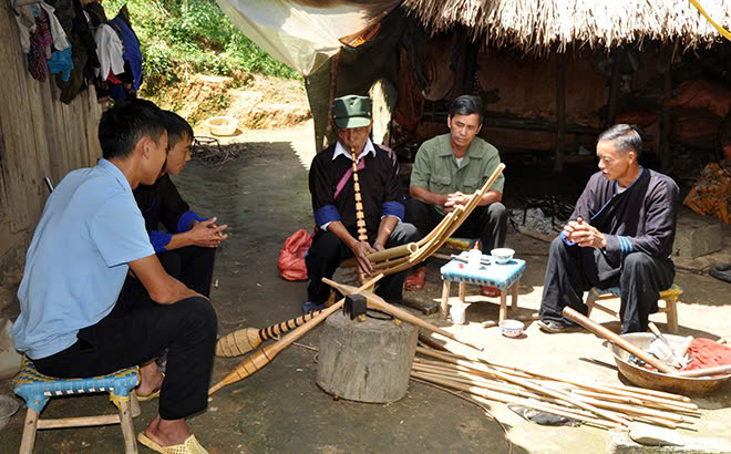 Nghệ nhân Thào Cáng Súa huyện Mù Cang Chải tận tình hướng dẫn, kèm dạy cho con em trong bản từ động tác cầm khèn