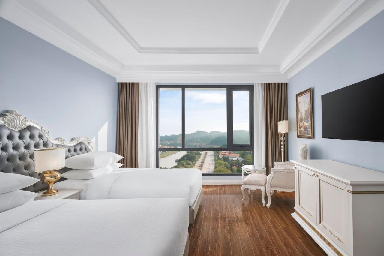Phòng Deluxe Twin Skyline View mang đến không gian nghỉ ngơi hoàn hảo