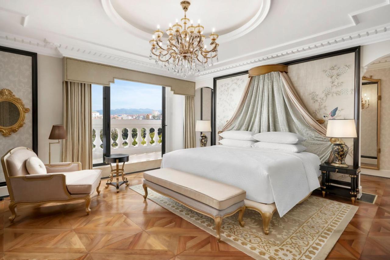 Phòng Presidential Suite King Skyline View với góc nhìn toàn cảnh bầu trời thành phố