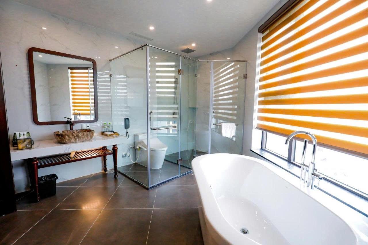 Bồn tắm được trang bị các thiết bị hiện đại