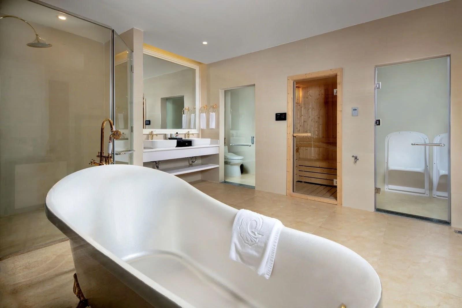Phòng tắm rộng rãi mà còn được trang bị bồn tắm jacuzzi sang trọng