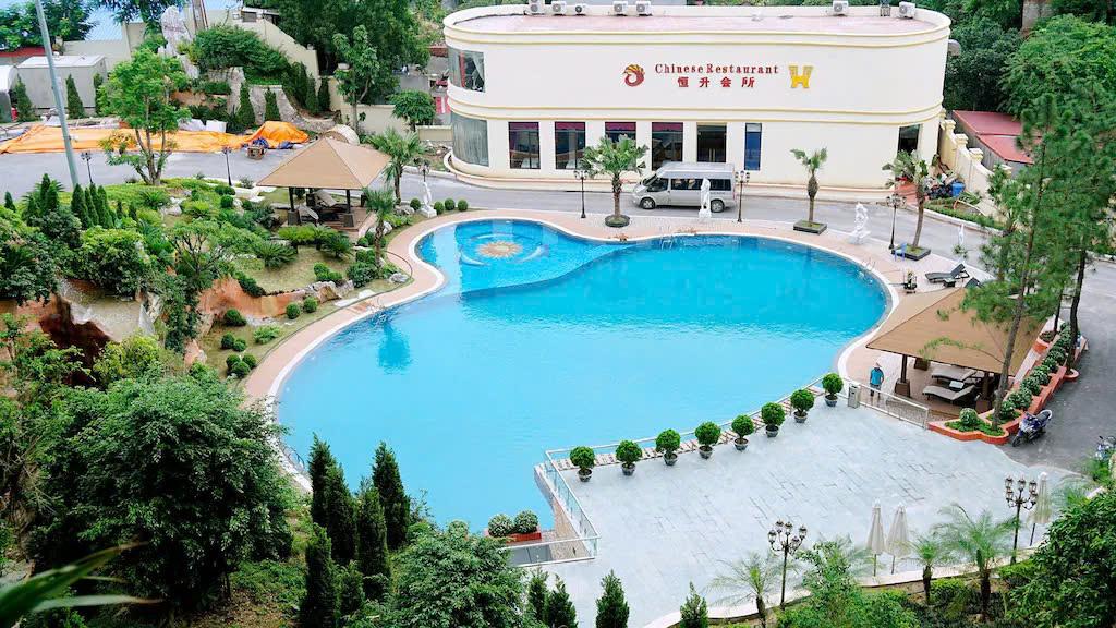 Từ ban công nhìn ra bể bơi tại phòng Phoenix Spring Suite
