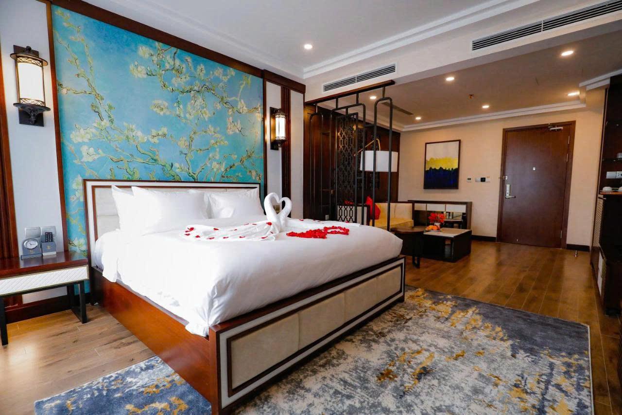 Phòng Deluxe Double kết hợp màu gỗ nâu trầm và các trang thiết bị tiện nghi