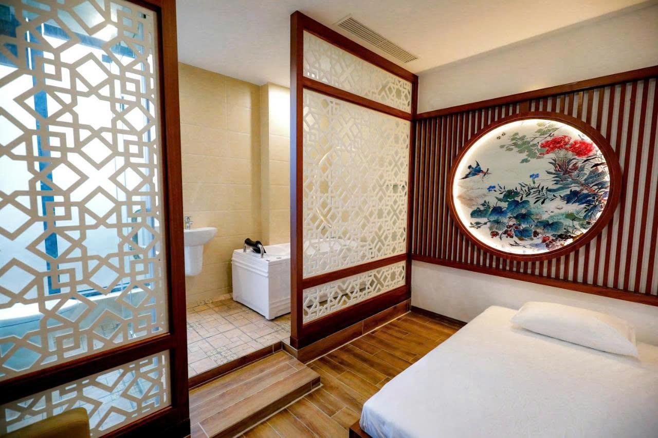 Phòng Deluxe Double kết hợp màu gỗ nâu trầm và các trang thiết bị tiện nghi