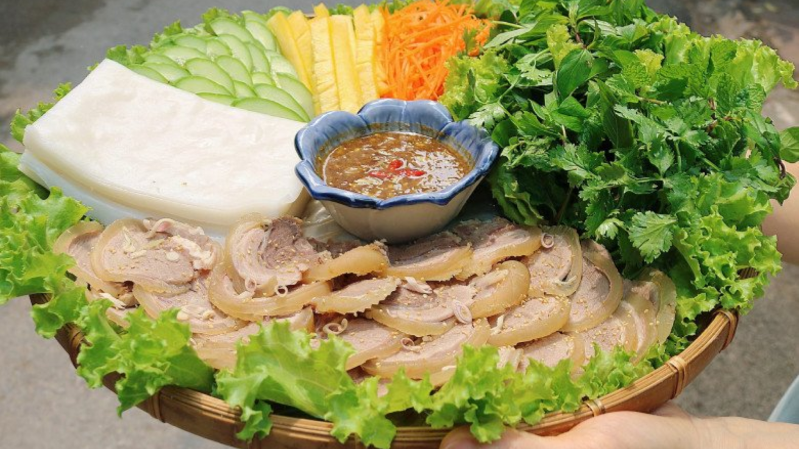 Bò tơ cuốn bánh tráng đặc sản Bắc Ninh