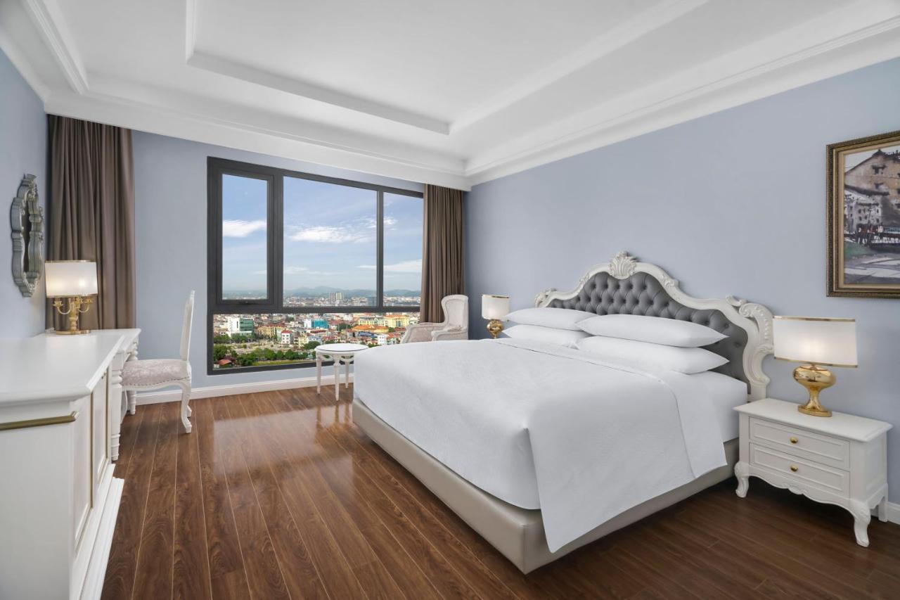 Phòng Deluxe King City View với giường đôi rộng rãi