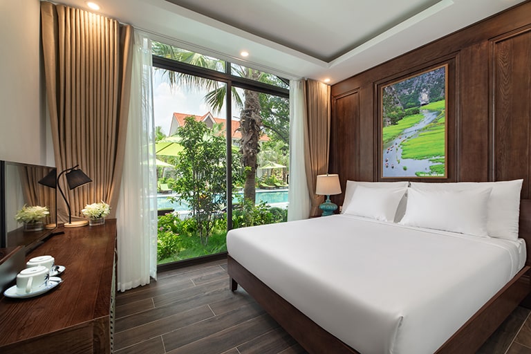 Nội thất bên trong phòng Deluxe Pool View