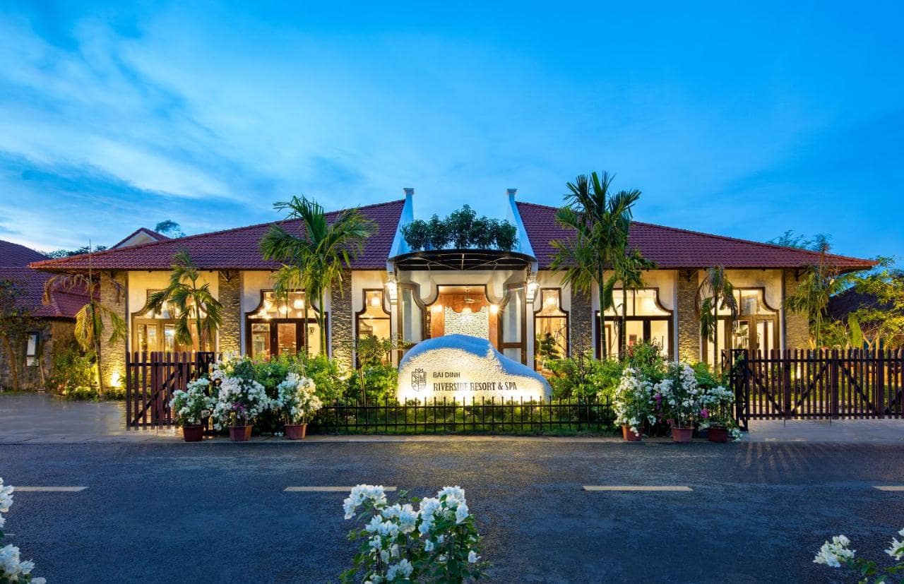 Khung cảnh ánh đèn rực rỡ tại Bái Đính Riverside Resort & Spa