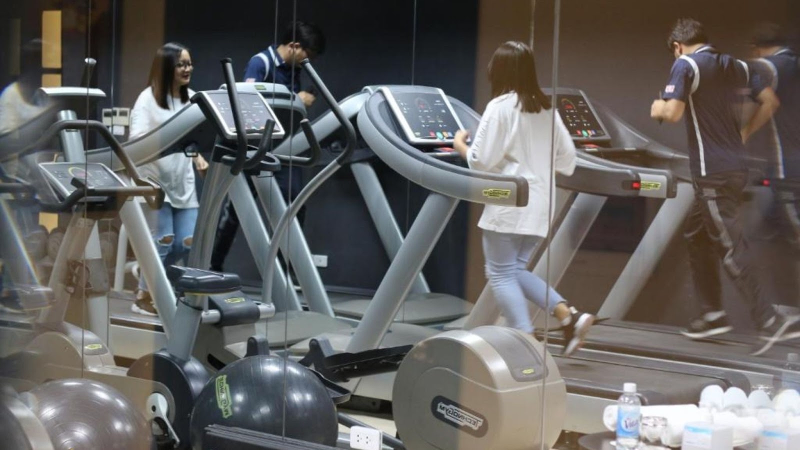 Du khách trải nghiệm phòng tập gym
