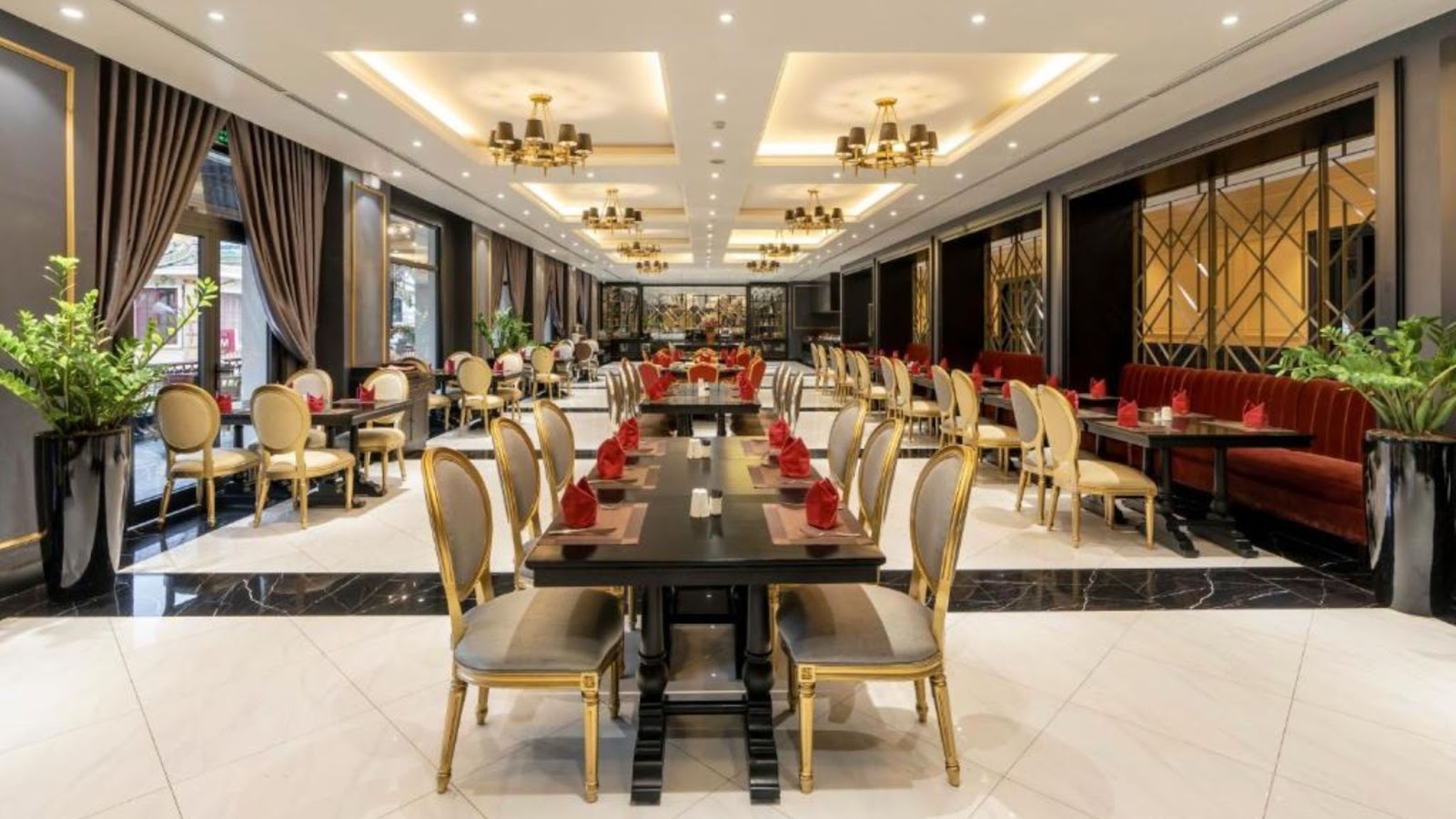 Không gian rộng rãi của nhà hàng BB Restaurant
