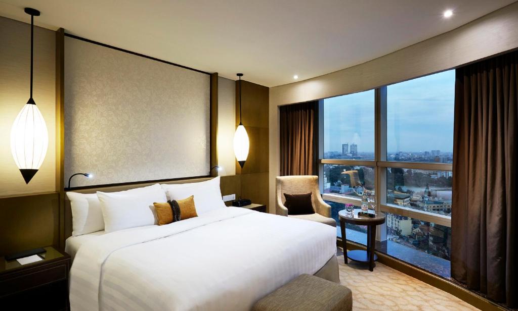 Phòng nghỉ hướng ra thành phố nhộn nhịp tại Melia Hanoi
