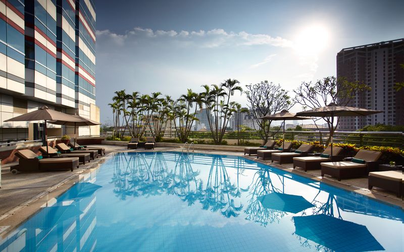 Bể bơi ngoài trời tại Melia Hà Nội

