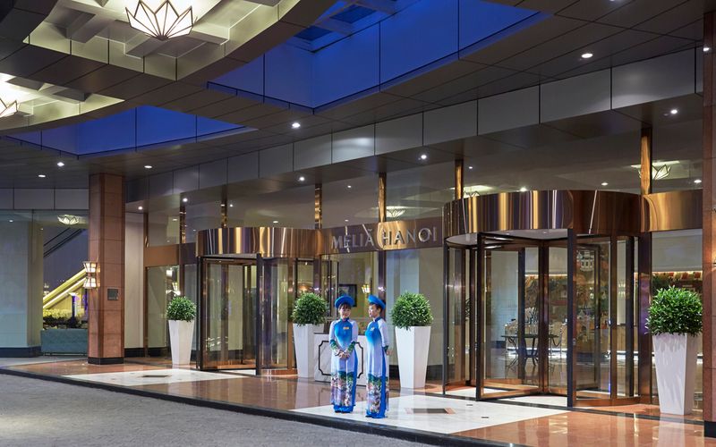 Phòng tắm được trang bị nội thất hiện đại tại Melia Hanoi