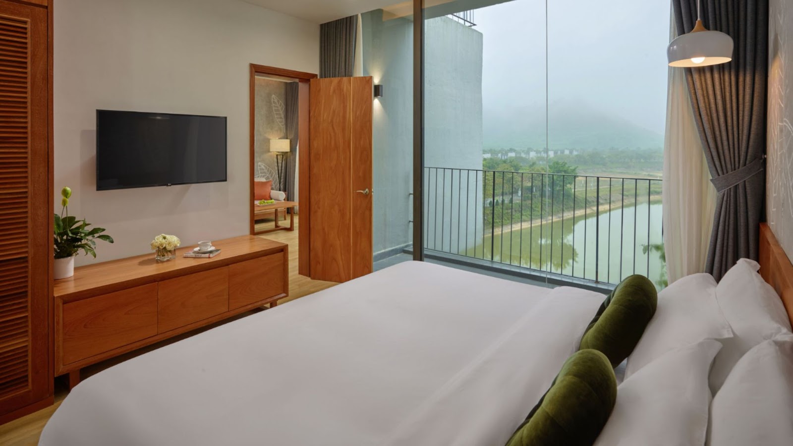 Phòng Family Suite với view núi thoáng đãng
