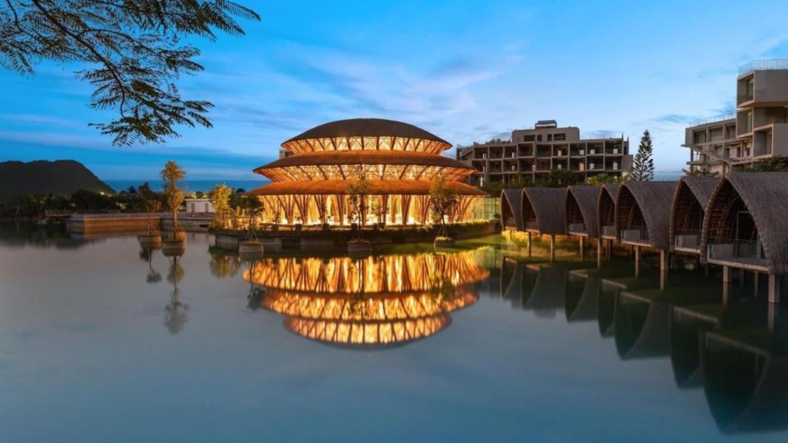 Wyndham Grand Vedana rực rỡ vào hoàng hôn
