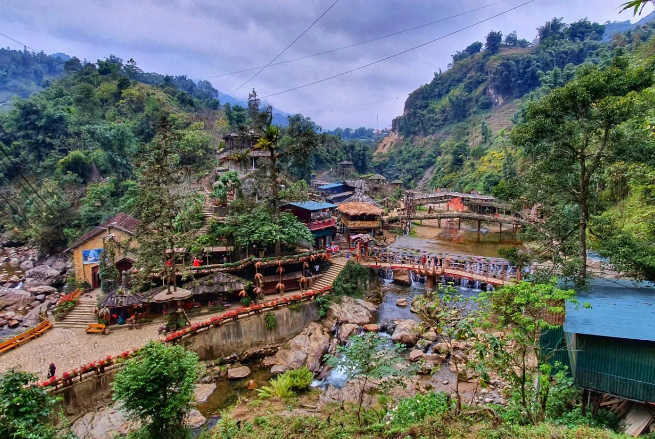 Tại đây, du khách có thể chiêm ngưỡng những sản phẩm tinh xảo, tìm hiểu về quy trình sản xuất và giao lưu với người dân bản địa.