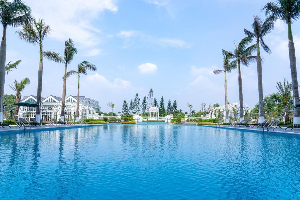 Toàn cảnh khuân viên hồ bơi của Nam Cường Nam Định Hotel