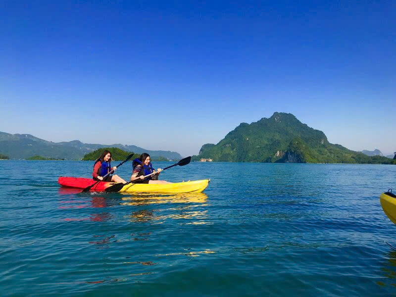  Hồ Ba Khan nổi bật với mặt nước phẳng lặng như gương in bóng dãy núi trùng điệp