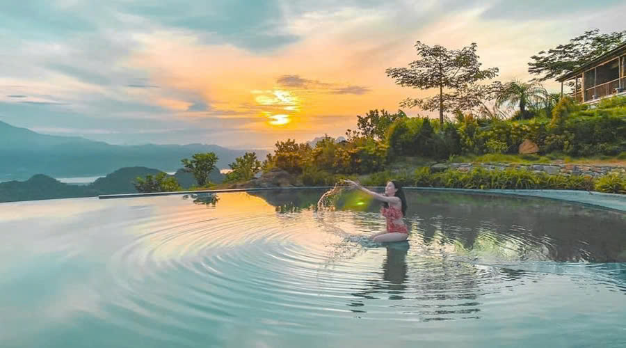 Bể bơi ngoài trời nằm giữa khung cảnh thiên nhiên thơ mộng