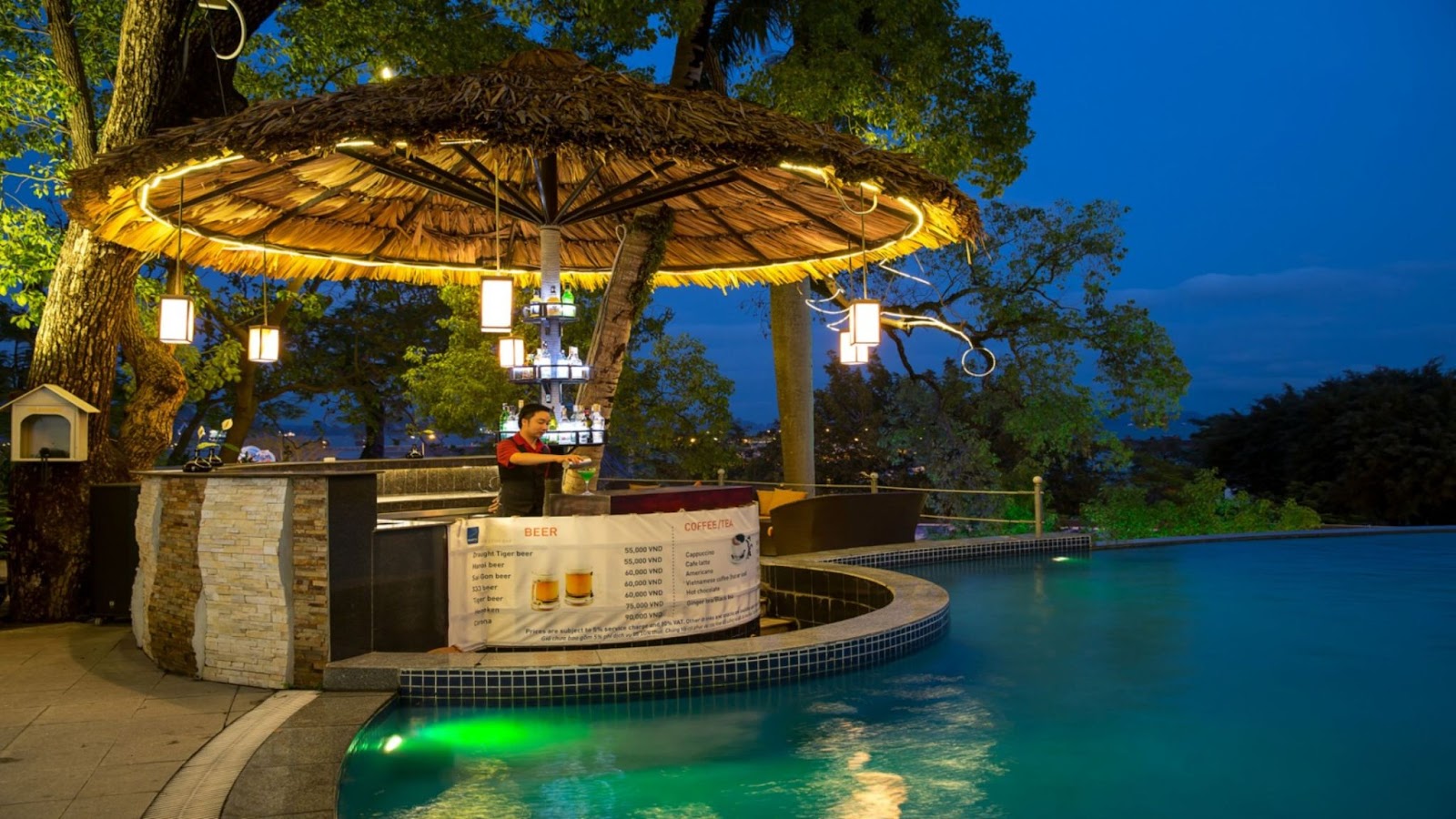 Bạn có thể vừa bơi lội vừa thưởng thức đồ uống tại Poolside Bar
