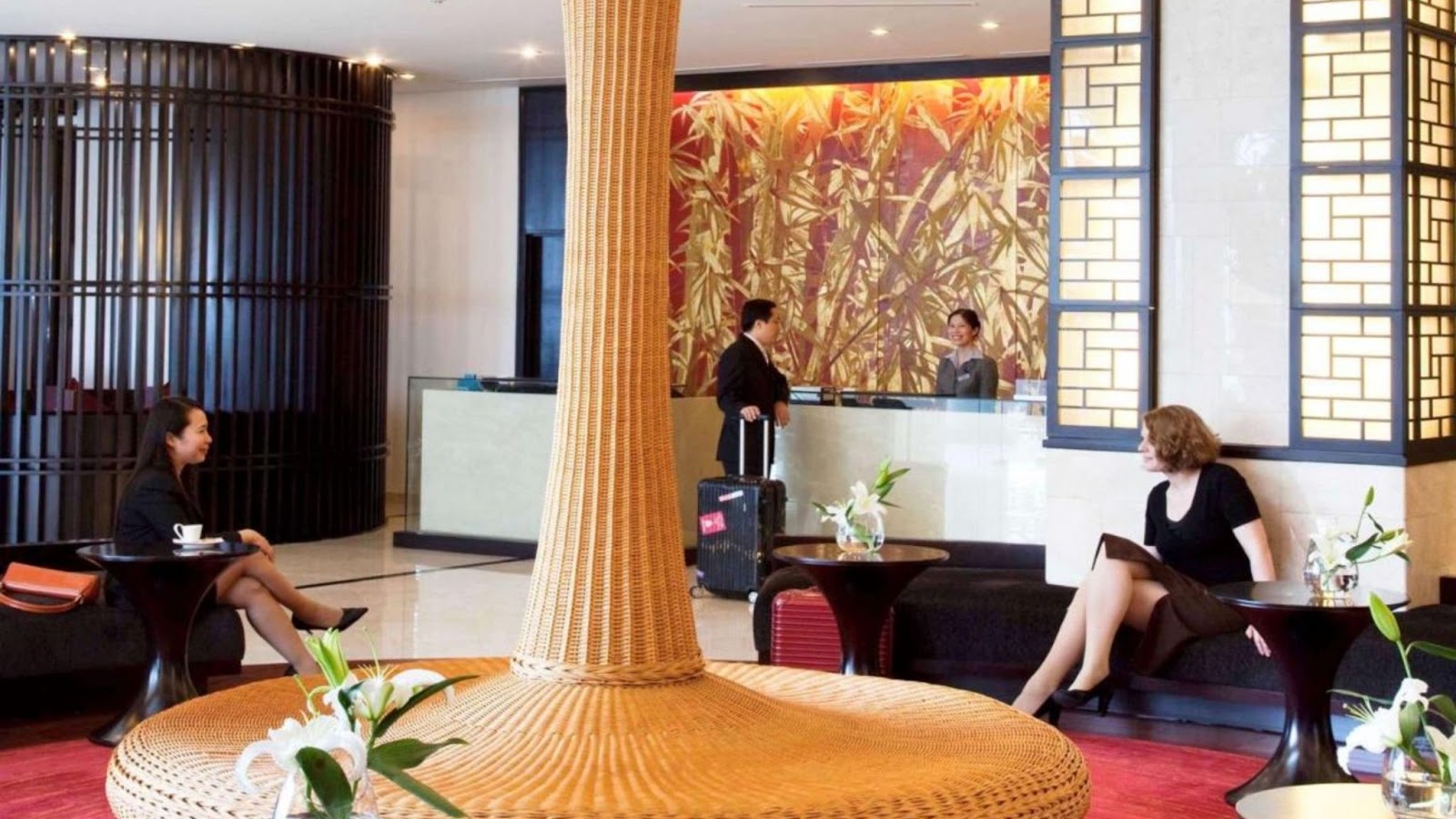 Quầy lễ tân của khách sạn Novotel Hạ Long
