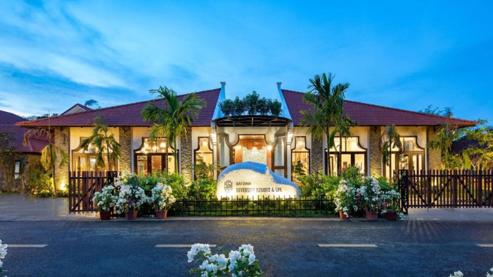 Khung cảnh ánh đèn rực rỡ tại Bái Đính Riverside Resort & Spa
