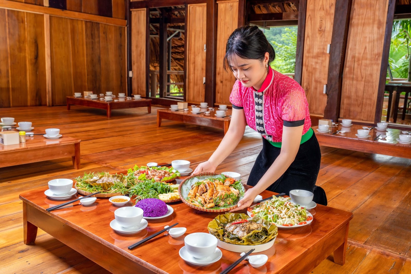 Nhà hàng tại Mai Châu Onsen Retreat mang đến không gian ấm cúng và sang trọng