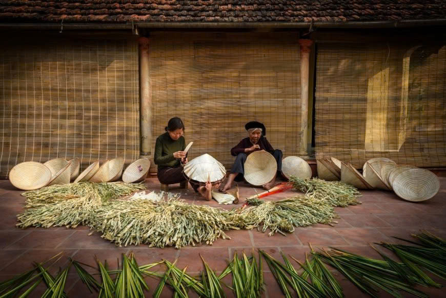 Du khách có thể ghé thăm làng nghề truyền thống làm nón lá tại Hà Nam